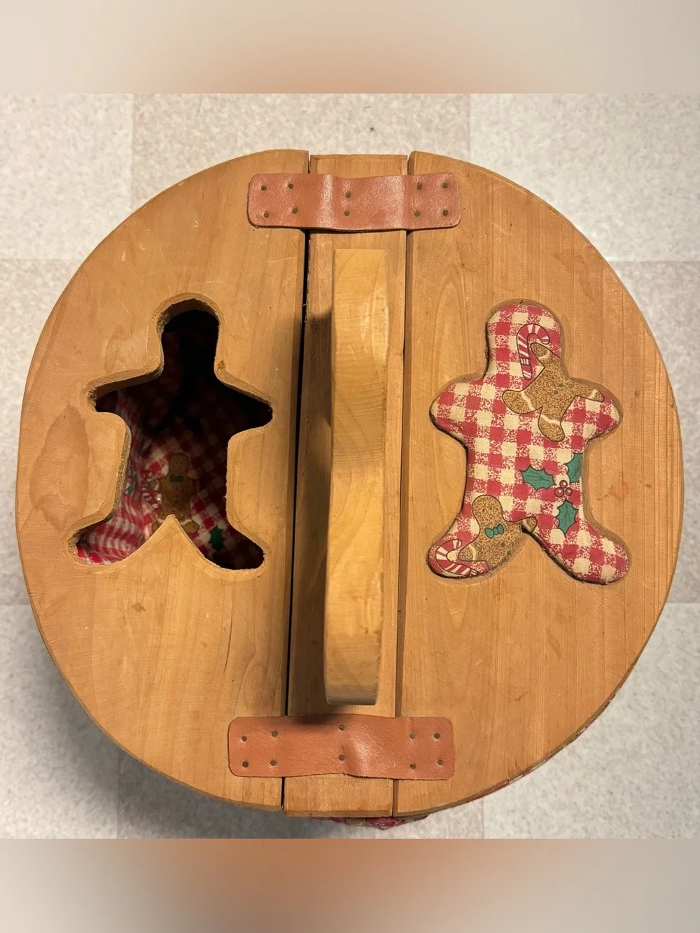 VTG Half Bushel Lined Sewing Basket with 1 Christmas Gingerbread Shaped Handle